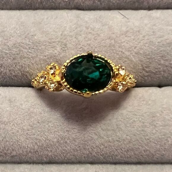 ⭐️3/$25⭐️ NEW Gold Tone Ring With Oval Emerald And Diamond Crystal - Picture 1 of 4